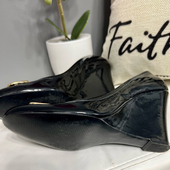 I’m selling these gently used shiny black Lauren Ralph Lauren size 6 shoes. - Picture 4 of 6